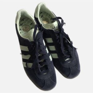 NWOT Adidas Navy Sneakers-men’s 7.5